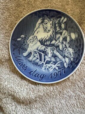 1977 Grande Danica Mother's Day 6" plate - Mother Dog and Pups